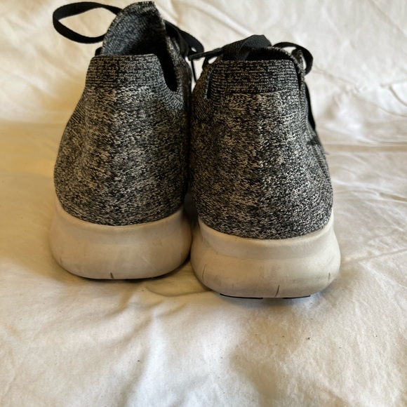 👟🌸GUC Nike Sneakers, black, grey and white, size 10.5 - Picture 5 of 14